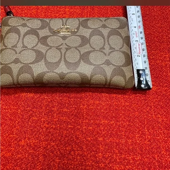 ❤️❤️❤️Authentic Coach large wallet/wristlet only /gold tone hardware ❤️❤️❤️ - Picture 3 of 7